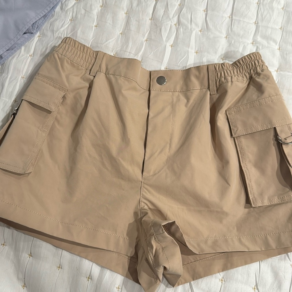 Love Tree Cargo shorts. Khaki. NWOT. SIZE L